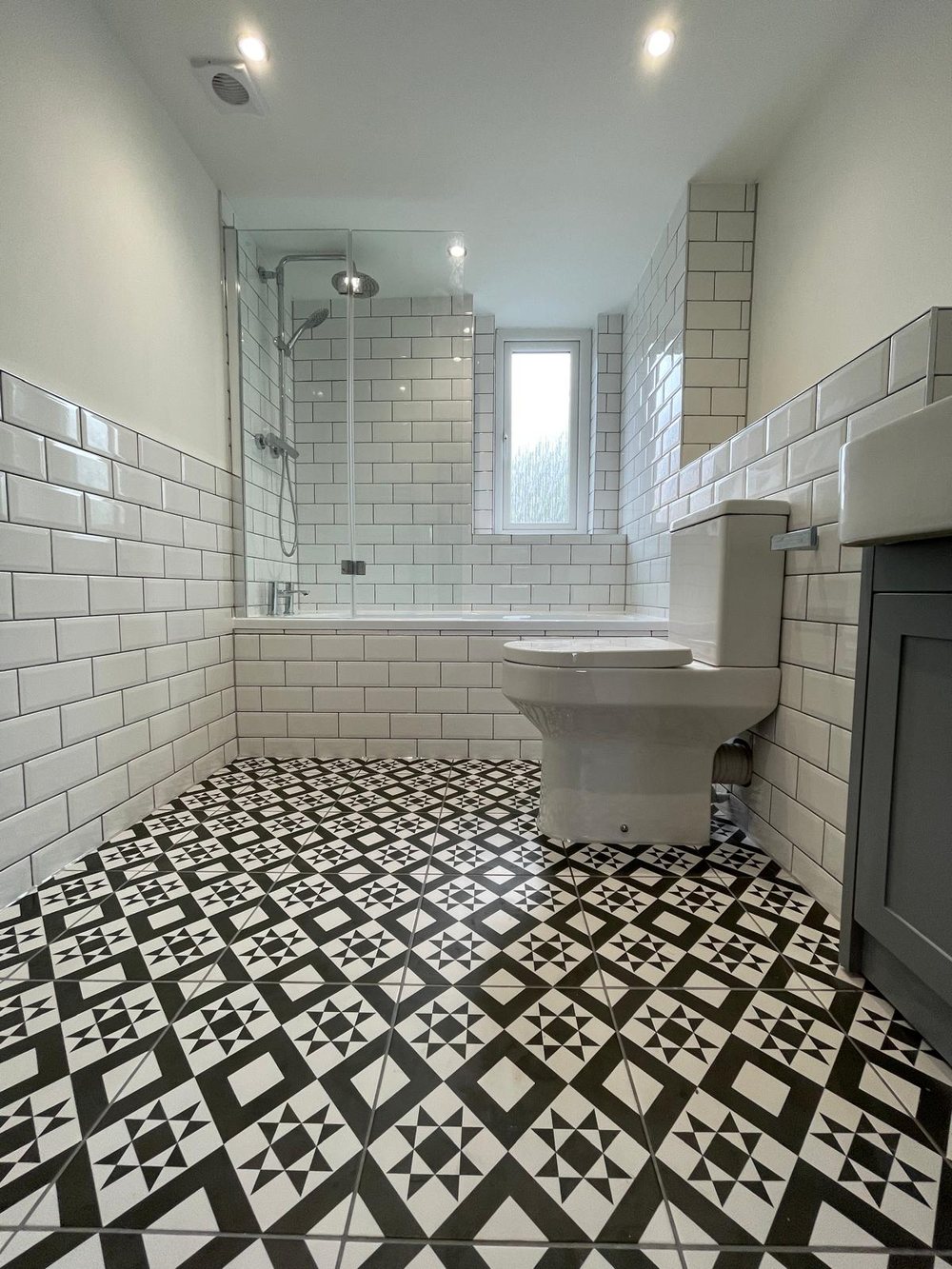 Bathroom by GPH Plumbing & Heating