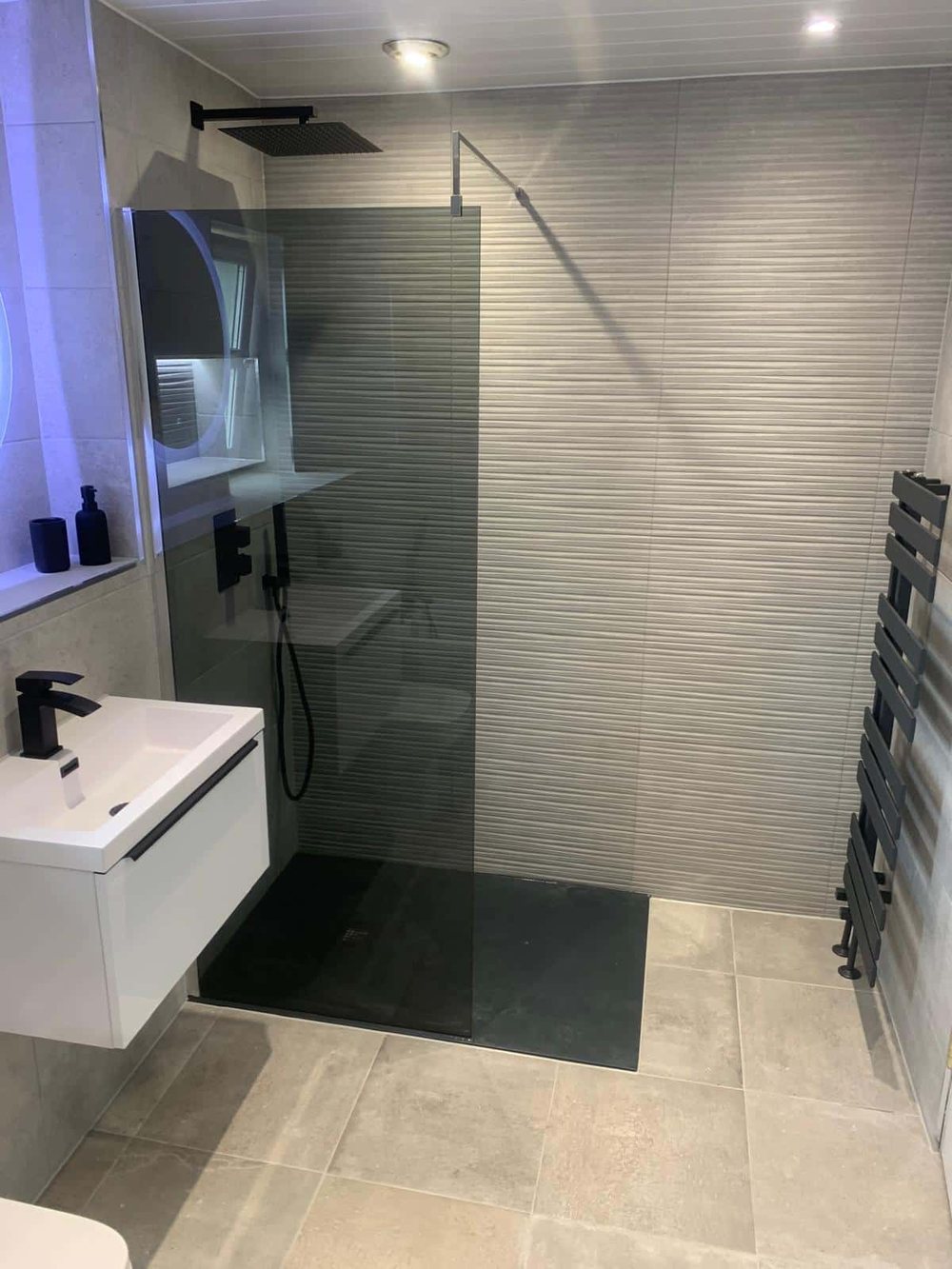 Textured feature tiles in a walk-in shower