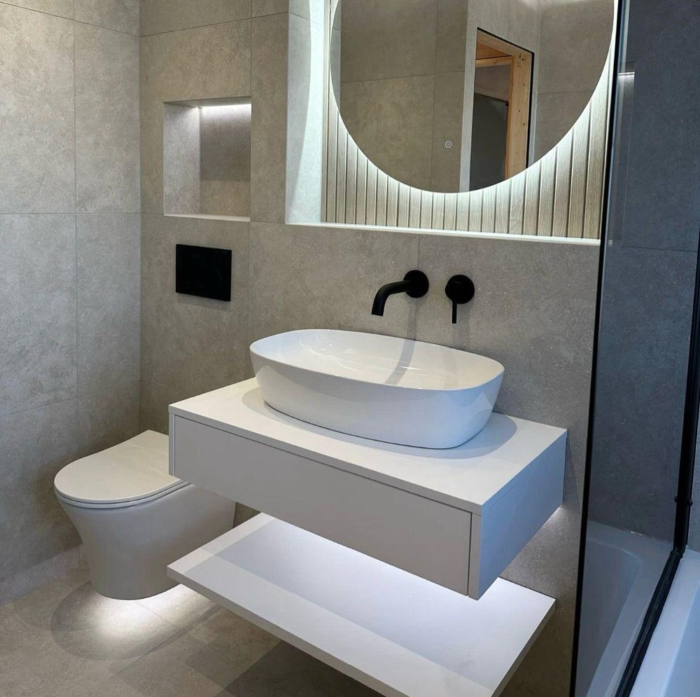 Vessel basin on a floating shelf under an LED mirror